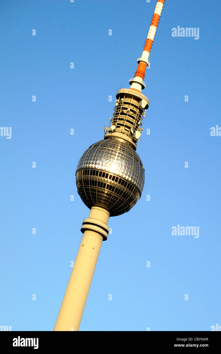 Fernsehturm auf dem Alexanderplatz in Berlin. Stockfoto