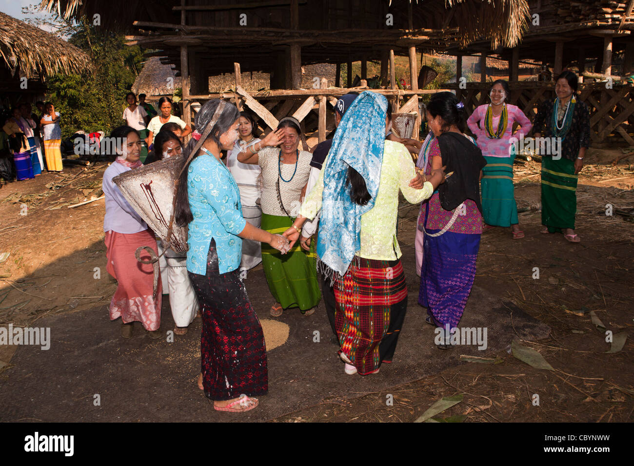 Indien, Arunachal Pradesh, entlang, Kombo, Hurin Erntefest, Frauen tanzen in der Mitte des Dorfes Stockfoto