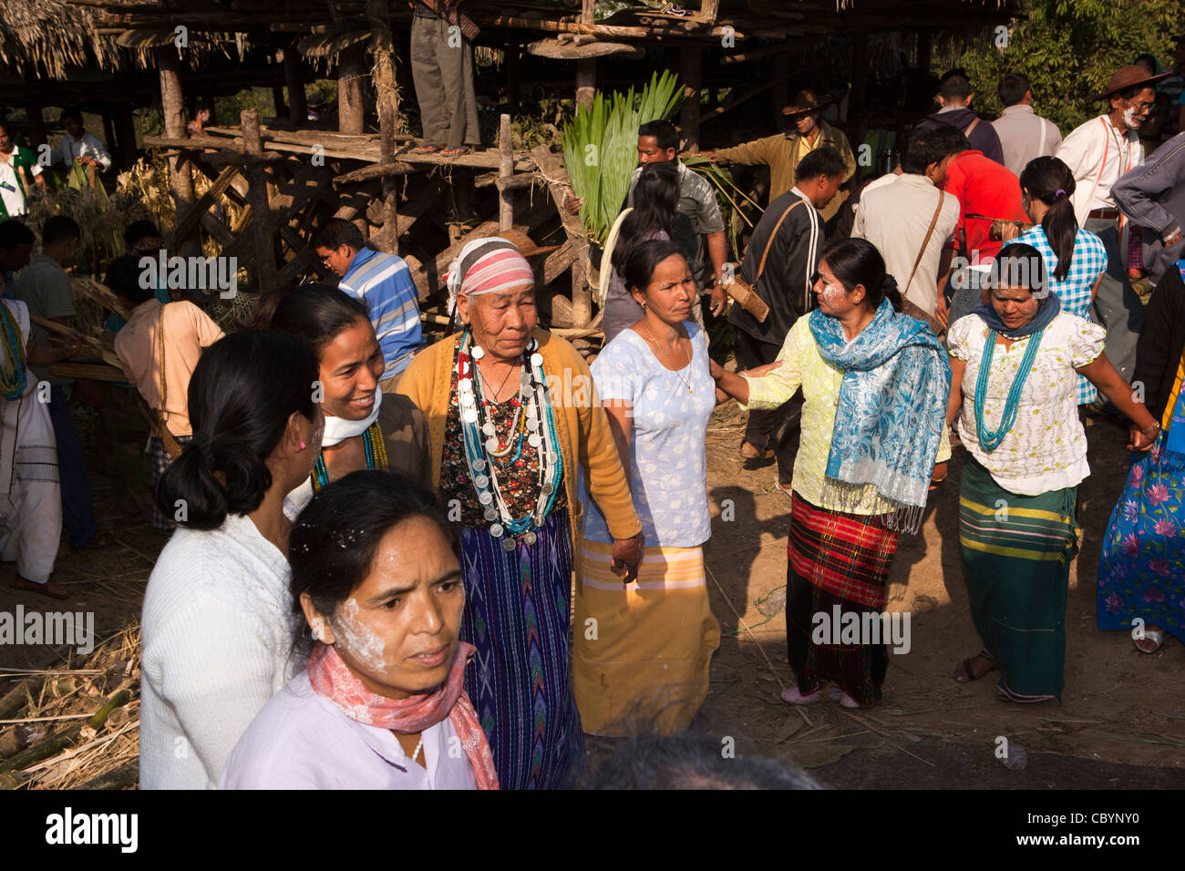 Indien, Arunachal Pradesh, entlang, Kombo, Hurin Erntefest, Frauen tanzen in der Mitte des Dorfes Stockfoto