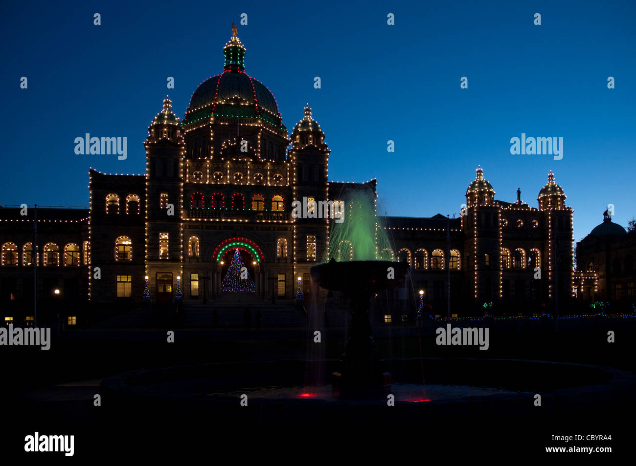 Die beleuchtete Parlamentsgebäude von British Columbia in der Abenddämmerung, Victoria, Britisch-Kolumbien, Kanada. Stockfoto