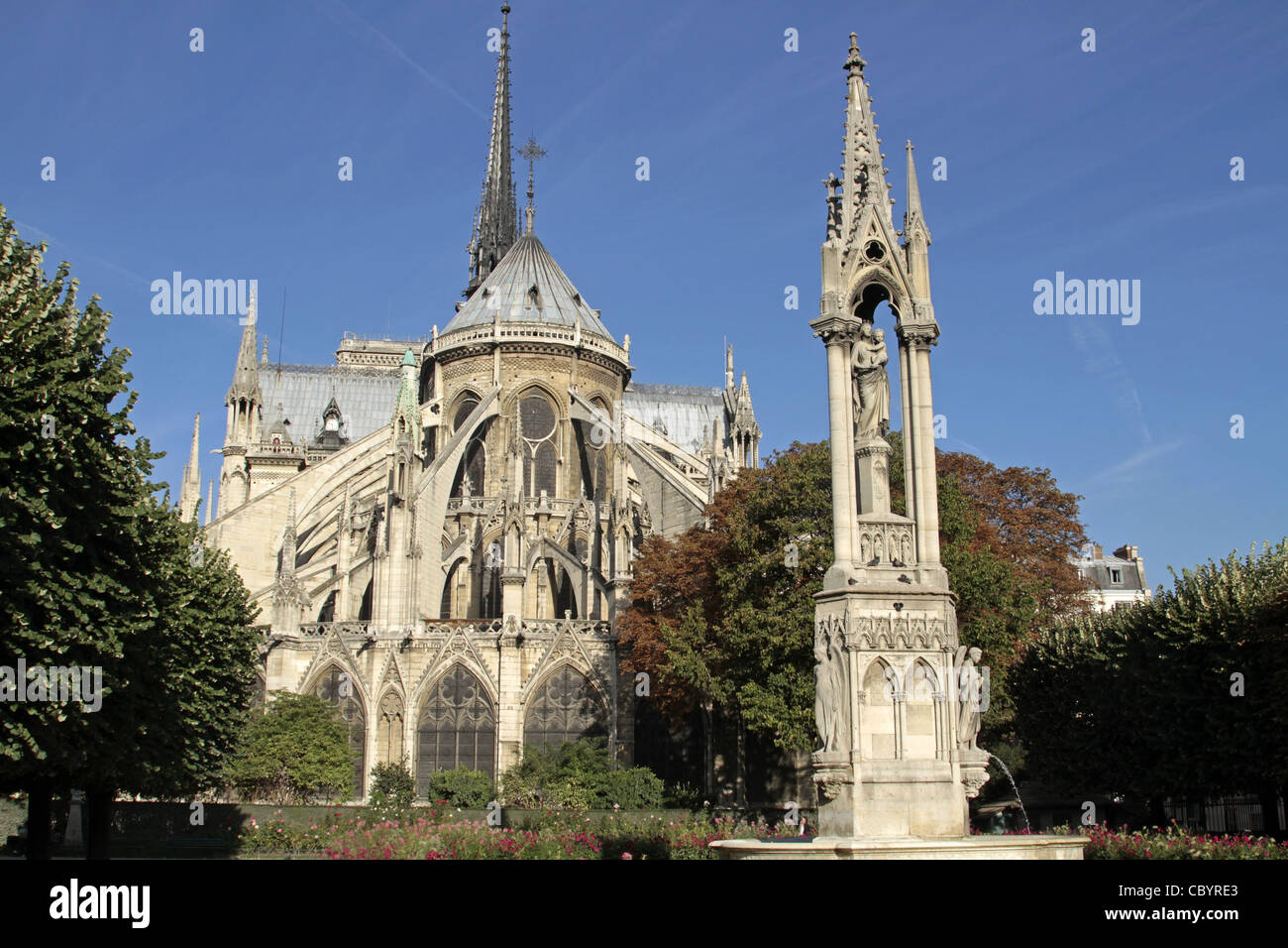 DIE JUNGFRAU BRUNNEN UND STIRNSEITE DER KATHEDRALE NOTRE-DAME, QUADRATISCHE JEAN XXIII, ILE DE LA CITE, PARIS Stockfoto