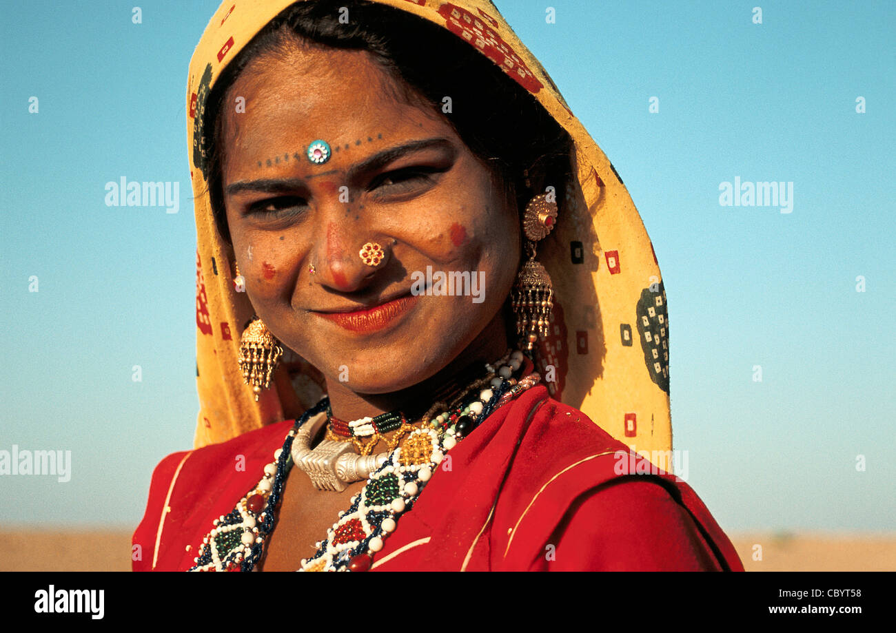 Porträt eines Mädchens, die Zugehörigkeit zu einer unantastbaren Gruppe zum Zeitpunkt der Diwali, das hinduistische Lichterfest (Indien) Stockfoto