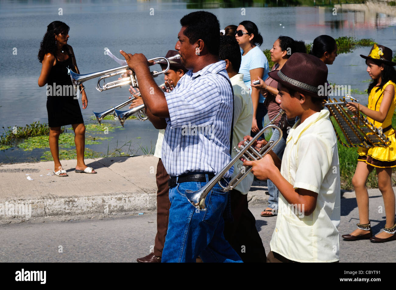 Parade zum Unabhängigkeitstag in Guatemala // FLORES, Guatemala — Eine Band spielt am 15. September 2011 am Unabhängigkeitstag in Guatemala. Gruppen von Schülern ziehen in einer Prozession durch die Straßen von Flores, beginnen im Parque Central, gehen durch die Stadt und überqueren den Damm nach Santa Elena. Stockfoto