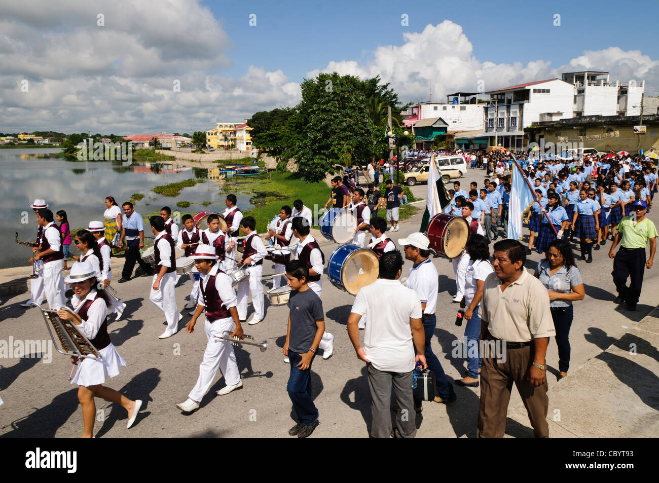 FLORES, Guatemala - eine Marching Band führt als Teil der Feierlichkeiten zum Tag der Unabhängigkeit Guatemalas (15. September 2011). Gruppen von Schülerinnen und Schüler Parade in einer Prozession durch die Straßen von Flores, beginnend im Parque Central, zu Fuß durch die Stadt, und der Überquerung der Causeway in Santa Elena. Stockfoto