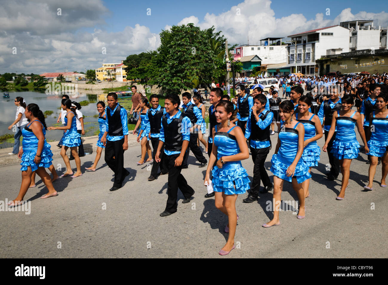 Parade zum Unabhängigkeitstag von Guatemala Flores Guatemala // FLORES, Guatemala — Junge Männer und Frauen in hellblauen Kostümen nehmen am 15. September 2011 an der Prozession zum Unabhängigkeitstag von Guatemala Teil. Im Rahmen der Feierlichkeiten ziehen Gruppen von Schülern in einer Prozession durch die Straßen von Flores, beginnend im Parque Central, spazieren durch die Stadt und überqueren den Damm nach Santa Elena. Stockfoto