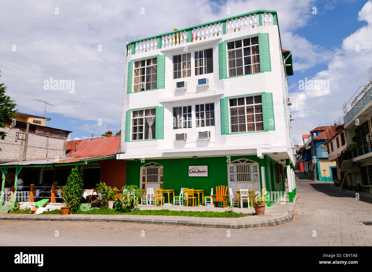 Hotel Casa Amelia Flores Guatemala | FLORES, Guatemala — Das Hotel Casa Amelia steht am Ufer von Flores, einer malerischen Inselfstadt im nördlichen Petén-Department von Guatemala. Das Hotel bietet Ausblicke auf den Petén Itzá-See, der die kleine Insel umgibt, die durch eine Dammstraße mit dem Festland verbunden ist. Flores dient als beliebte Basis für Touristen, die die nahe gelegenen Maya-Ruinen von Tikal besuchen, die etwa 64 Kilometer (40 Meilen) nordöstlich liegen. Die Stadt bietet farbenfrohe Gebäude im Kolonialstil und enge Kopfsteinpflasterstraßen, die ihr spanisches Kolonialerbe und ihre Lage in dem, was o Stockfoto