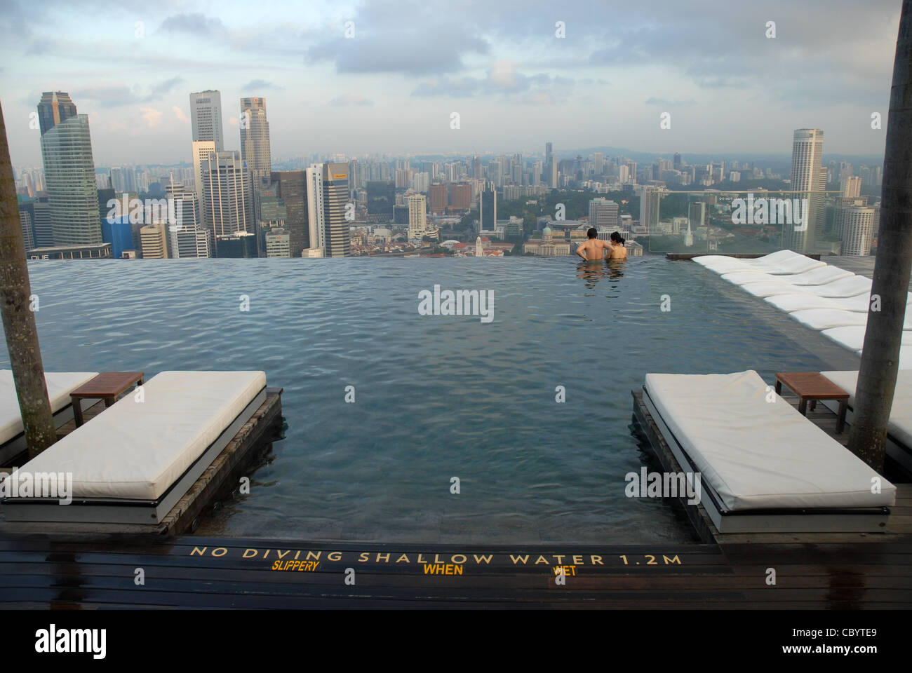 paar Sands SkyPark Überlaufpool im 57. Stock des Marina Bay Sands Hotel, Marina Bay, Singapur Stockfoto