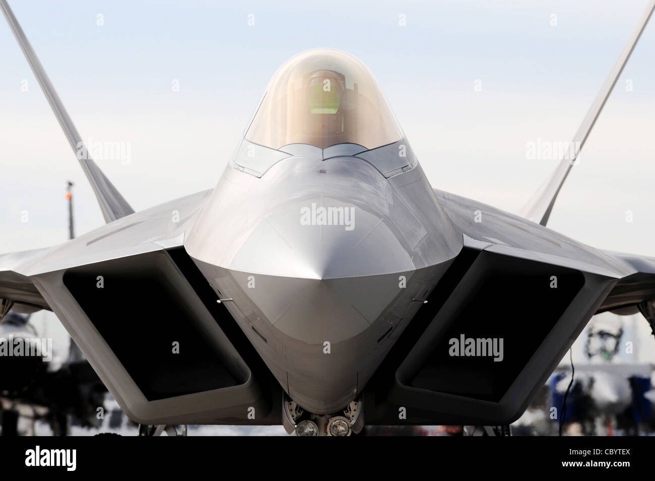 Ein F-22 Raptor bereitet sich darauf vor, die Fluglinie auf der Nellis Air Force Base, Nev., für eine Red Flag Training Mission 4. Februar 2010 zu verlassen. Die Rote Flagge ist eine realistische Kampfübung, an der die Luftstreitkräfte der Vereinigten Staaten und ihrer Verbündeten beteiligt sind. Die Raptor ist der 49. Jagdgeschwader auf Holloman AFB, N.M. zugeordnet Stockfoto