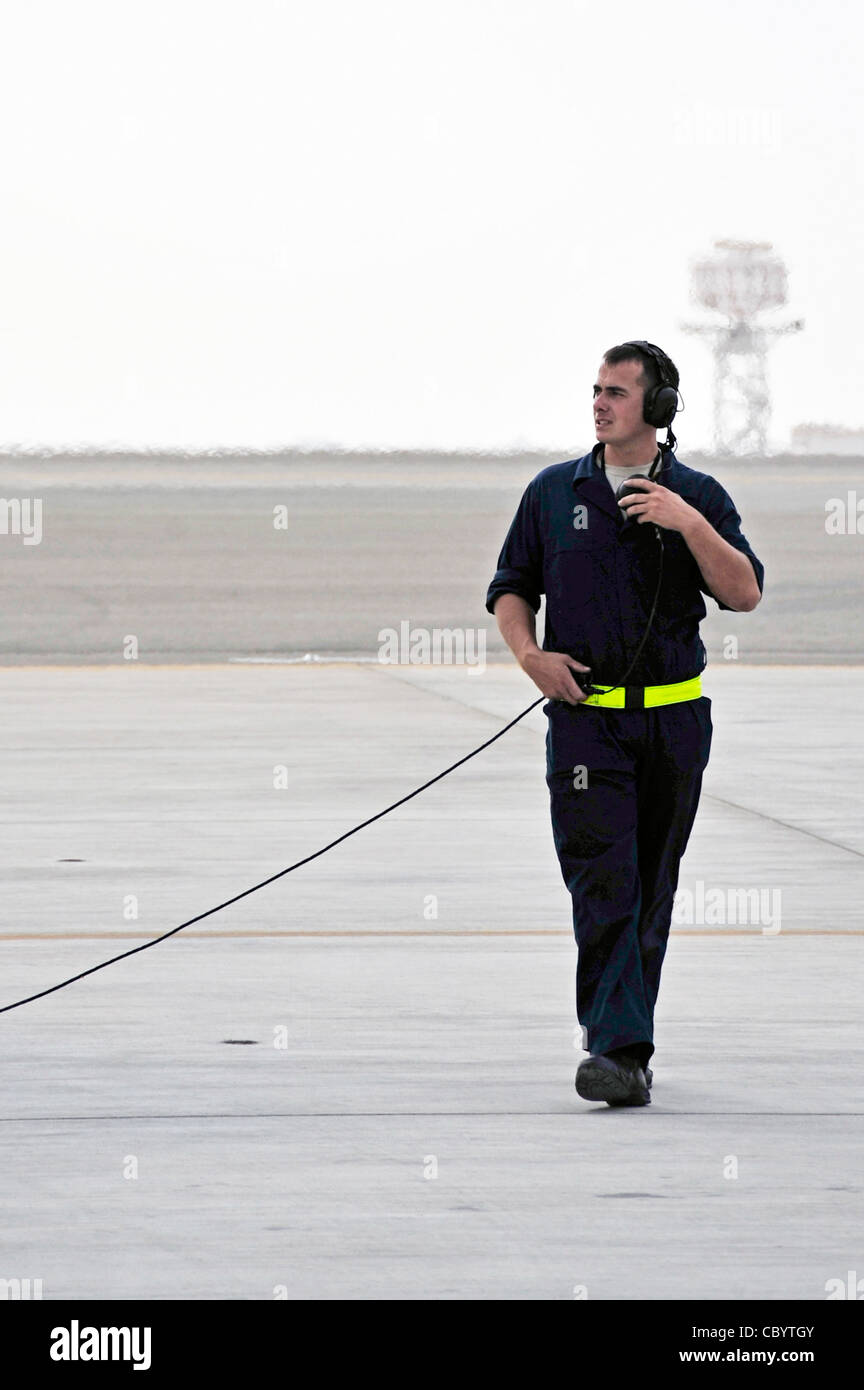 Senior Airman Adam Smith, der Crew-Chef des 1. Fighter Wing, absolviert einen Last-Minute-Spaziergang um den 30. November 2009 auf einem Flugplatz in Südwestasien. Der Flieger Smith nimmt an der Übung "Iron Falcon" Teil, während er vorübergehend von der Langley Air Force Base, VA. Aus Dienst ist Stockfoto