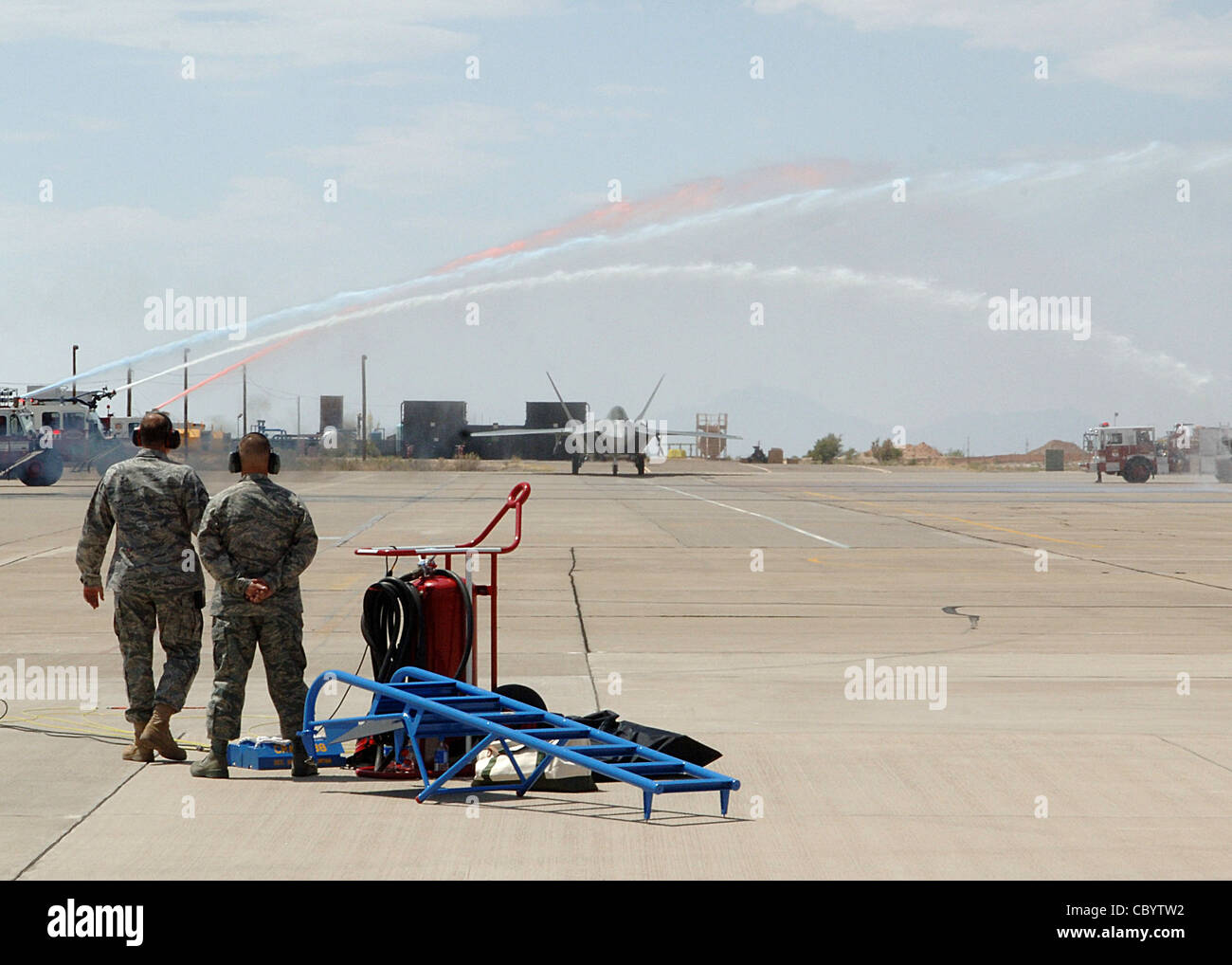 Eine F-22 Raptor taxis durch rote, weiße und blaue Wasserströme 2. Juni auf Holloman Air Force Base, N.M., nach der Landung in seinem neuen Haus. Holloman AFB ist eine von nur vier Basen, wo die F-22 zugewiesen werden. Stockfoto