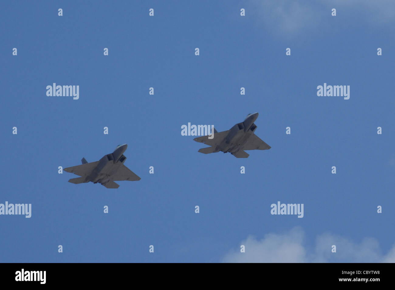 Col. Jeff Harrigian und LT. Col. Mike Hernandez fliegen ein Paar F-22A Raptors über den Holloman Air Force Base, N.M., 2. Juni. Die Jets sind zwei der neu eingesetzten Flugzeuge, die auf der Holloman AFB ankommen. Vor der Landung flogen die Jets über das Tularosa-Becken, so dass die Gemeindemitglieder die Gelegenheit hatten, das neue Flugzeug zu sehen. Colonel ist der 49. Fighter Wing Commander und Colonel Hernandez ist der 7. Fighter Squadron Commander. Stockfoto