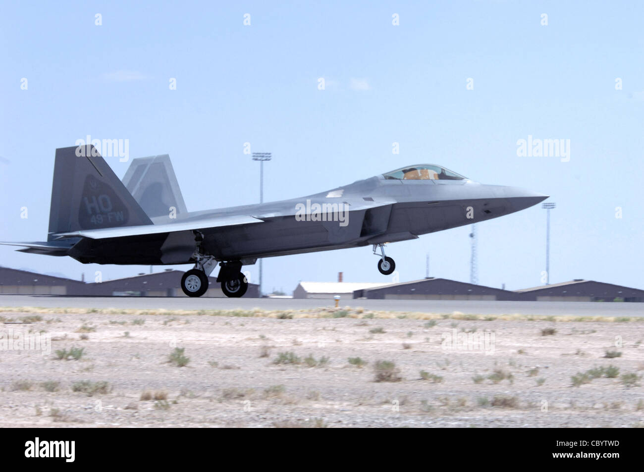 Ein F-22 Raptor, der von Col. Jeff Harrigian geflogen wird, kommt am 2. Juni auf der Holloman Air Force Base, N.M., am 2. Juni an. Holloman AFB ist eine von vier Basen, an denen die F-22 eingesetzt werden. Vor der Landung flogen die Jets über das Tularosa-Becken, was den Gemeindemitgliedern die Gelegenheit gab, das neue Flugzeug zu sehen. Stockfoto