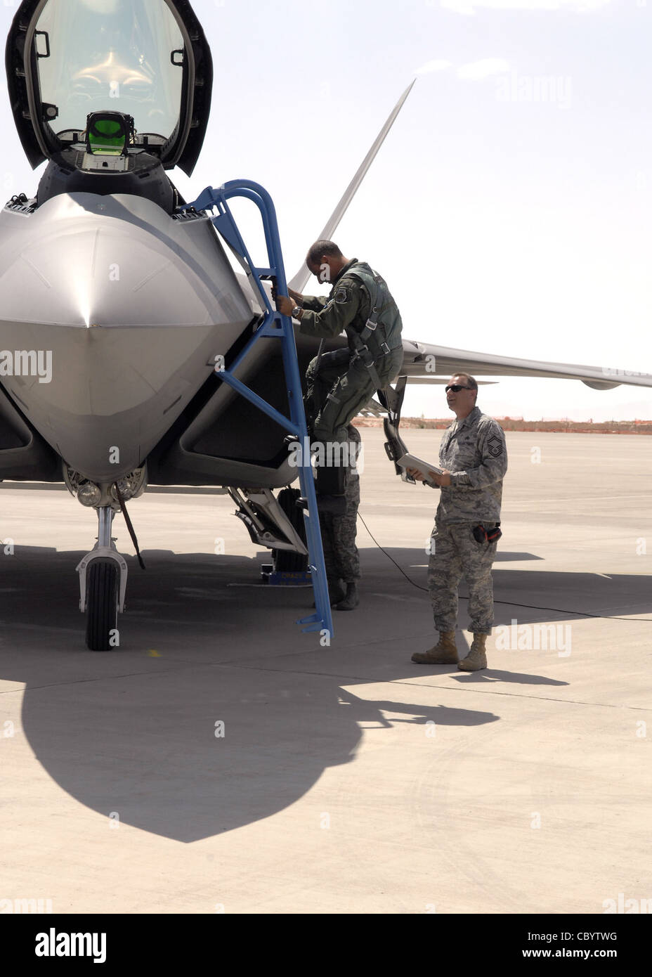 Col. Jeff Harrigian tritt aus einem F-22 Raptor am 2. Juni auf der Holloman Air Force Base, N.M. aus Die F-22 ist nun Holloman AFB zugeordnet. Oberst Harrigan ist der 49. Kommandant der Kampfflügel. Stockfoto