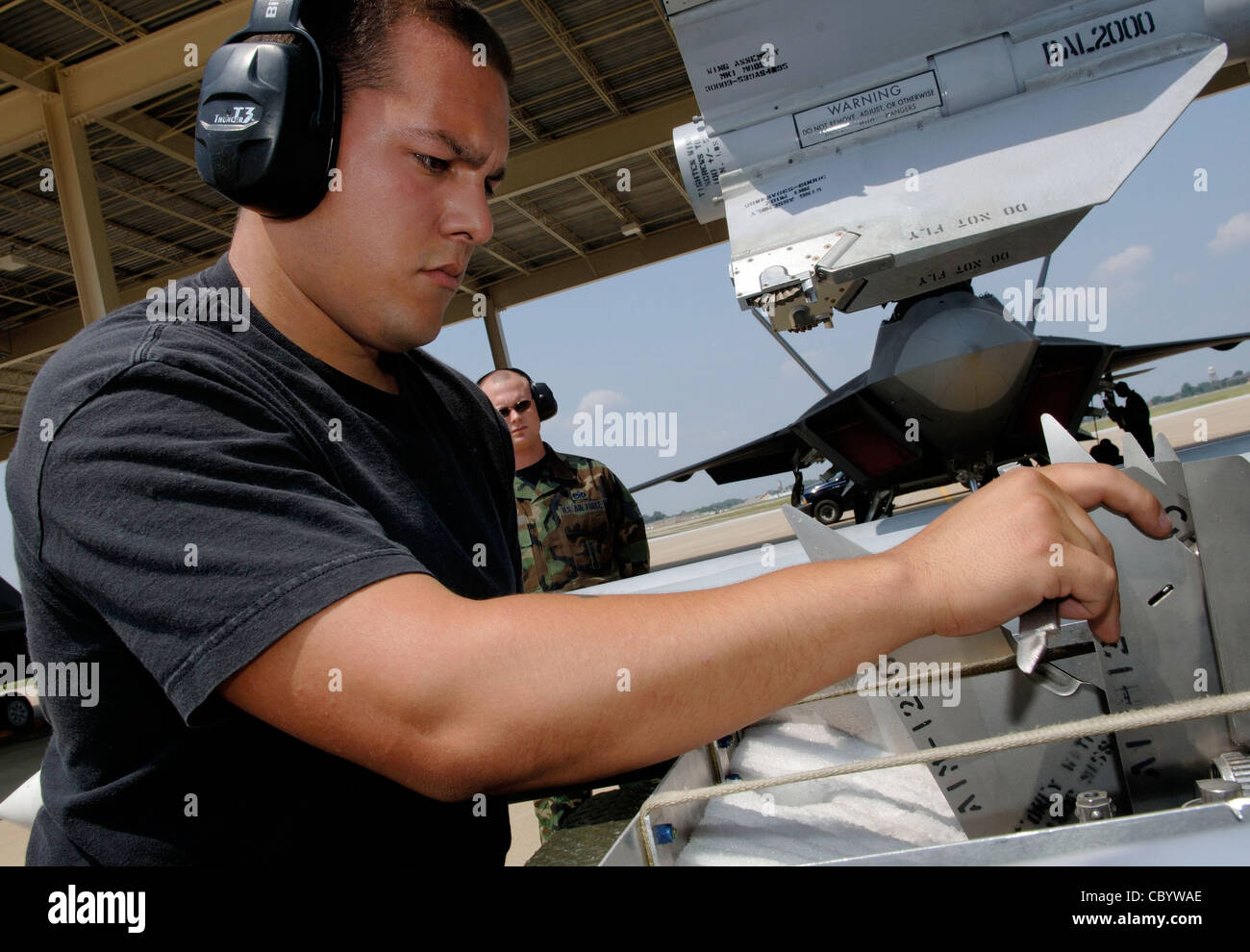 Senior Airman Rafael Hernandez inspiziert die Flossenversammlung für eine AIM-120 Rakete während einer Waffenladerauktion auf der Langley Air Force Base, VA., am 15. August. Der Airman Hernandez ist ein Waffenlader-Crew-Mitglied der 27. Aircraft Maintenance Unit.( Stockfoto