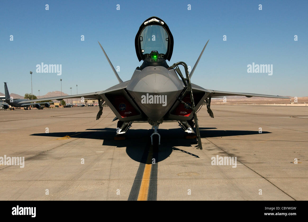 NELLIS LUFTWAFFENBASIS, Nev. -- EINE Lockheed Martin F/A-22 Raptior sitzt auf der Parkrampe hier 22. Oktober 2003. Die F/A-22 ist eine neue Generation von Superfighter für das 21. Jahrhundert und ist das erste Flugzeug mit der Fähigkeit, mit Überschallgeschwindigkeit ohne Nachbrenner zu fliegen. Der F/A-22 bietet neue Funktionen für die Bereitstellung und Bekämpfung am ersten Tag. Es wird der Air Force ermöglichen, schneller in den Kampf zu kommen, länger zu bleiben und mehr Missionen zu fliegen als jedes konventionelle Kampfflugzeug. Stockfoto