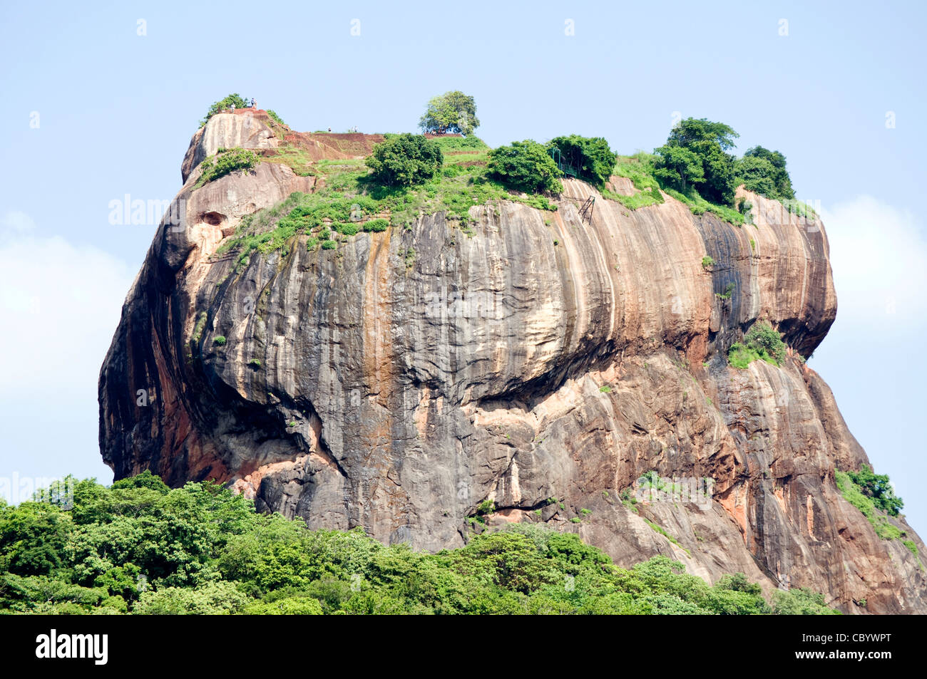 Sigiriya (Lion es Rock), Sri Lanka steigt über den Dschungel. Stockfoto