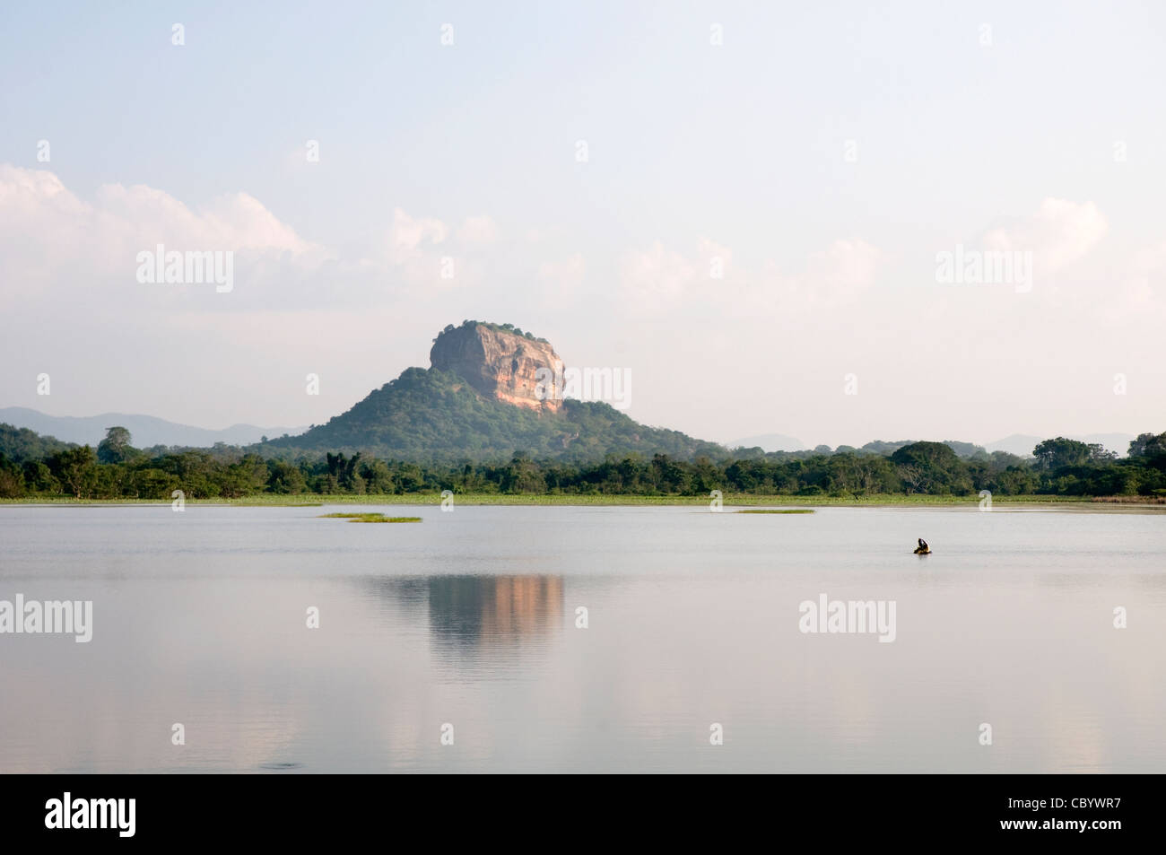 Sigiriya (Lion es Rock), Sri Lanka Kreuz einen Tank mit einem lokalen Fischer im Wasser gesehen. Stockfoto