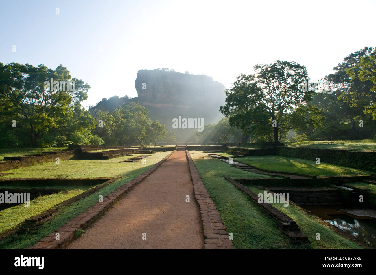 Sigiriya (Lion es Rock), Sri Lanka gesehen dim Licht des frühen Morgens. Stockfoto