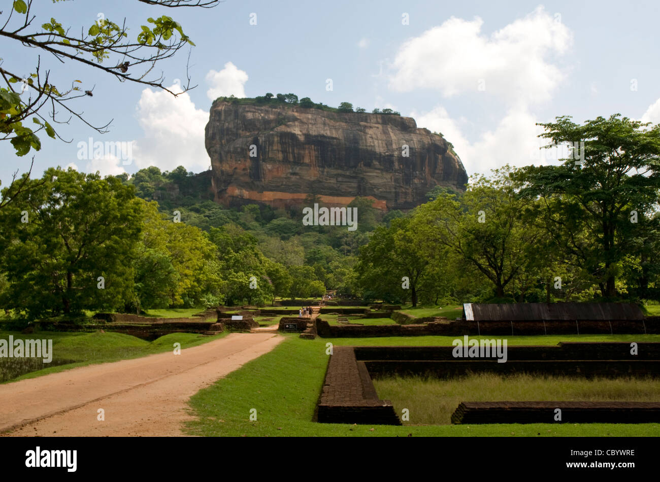 Der Garten mit dem Weg zum Sigiriya Palads am oberen Rand der Lion Rock, Sri Lanka Stockfoto