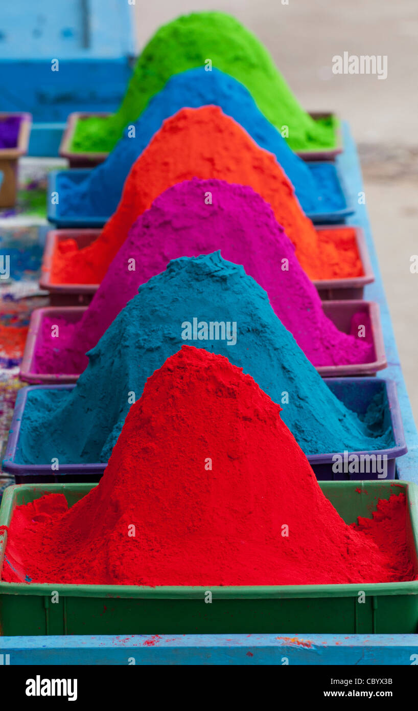 Farbige indischen Pulver für die Herstellung von rangoli Designs bei Festivals verwendet. Andhra Pradesh, Indien Stockfoto