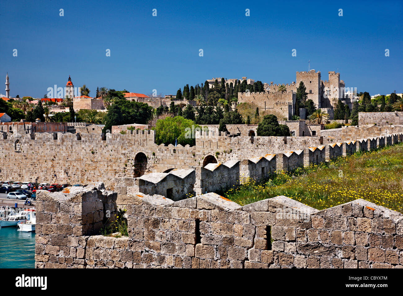 Teil der Küste Wände (an Sachtouri Küste) der mittelalterlichen Stadt von Rhodos, Dodekanes, Griechenland. Stockfoto