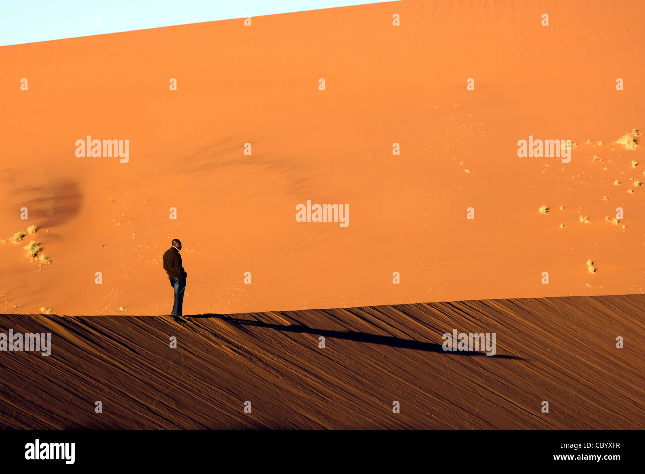 Mann in den Dünen - Nationalpark Sossusvlei - Namib-Naukluft-Nationalpark, Namibia, Afrika Stockfoto