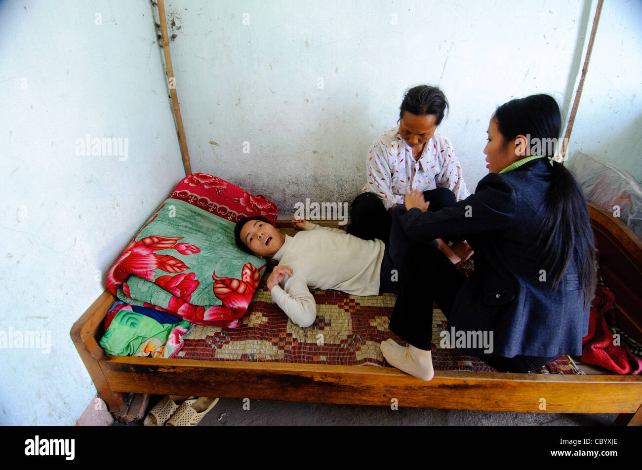 Weibliche Physiotherapeut Züge Elternteil zu kümmern sich um behinderte Kinder in Gemeinschaft basierte Reha-Programm in Vietnam. Stockfoto