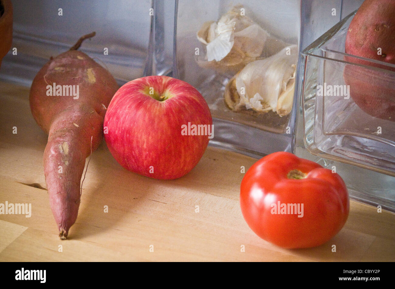 Küche Zähler, frische, Obst, Gemüse, süße Kartoffel, Tomate, Pfirsich. Stockfoto