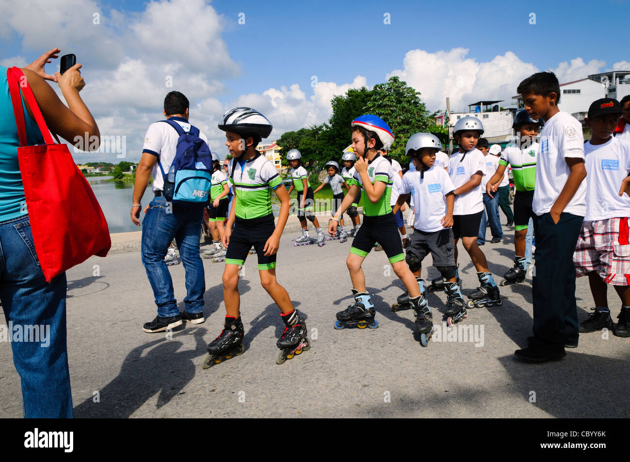 Guatemaltekische Independence Day Prozession Rollerblades Flores Guatemala // FLORES, Guatemala — Eine Gruppe von Jungen auf Rollerblades nehmen am 15. September 2011 an der Prozession zum Unabhängigkeitstag Teil. Gruppen von Schülern ziehen in einer Prozession durch die Straßen von Flores, beginnen im Parque Central, gehen durch die Stadt und überqueren den Damm nach Santa Elena. Stockfoto