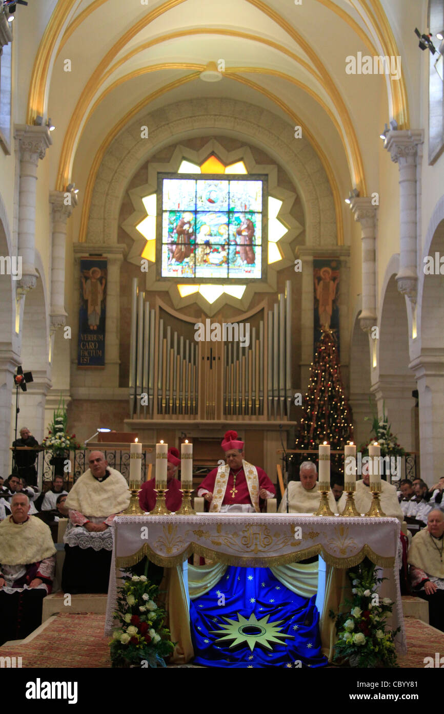 Weihnachten in Bethlehem, dem Lateinischen Patriarchen von Jerusalem Fouad Twal in St. Catherine Kirche Stockfoto