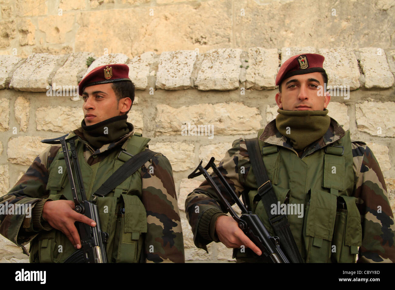 Bethlehem, palästinensische Sicherheitskräfte in Krippenplatz Stockfoto