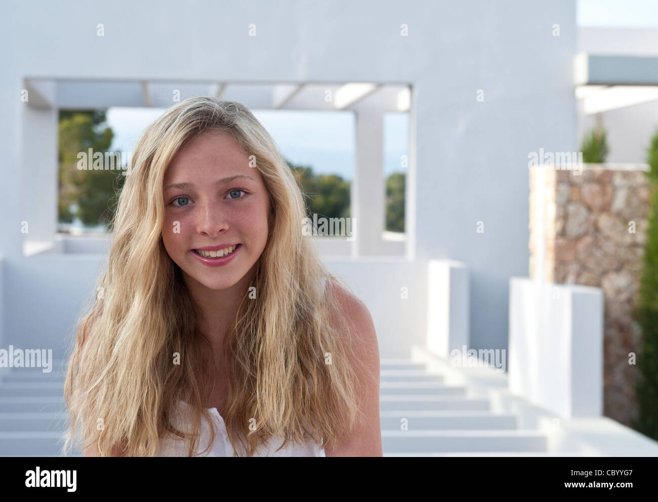 VILLA attraktive blonde 13 Jahre alte Teenager-Mädchen in Luxus-Villa Urlaubsumgebung Stockfoto