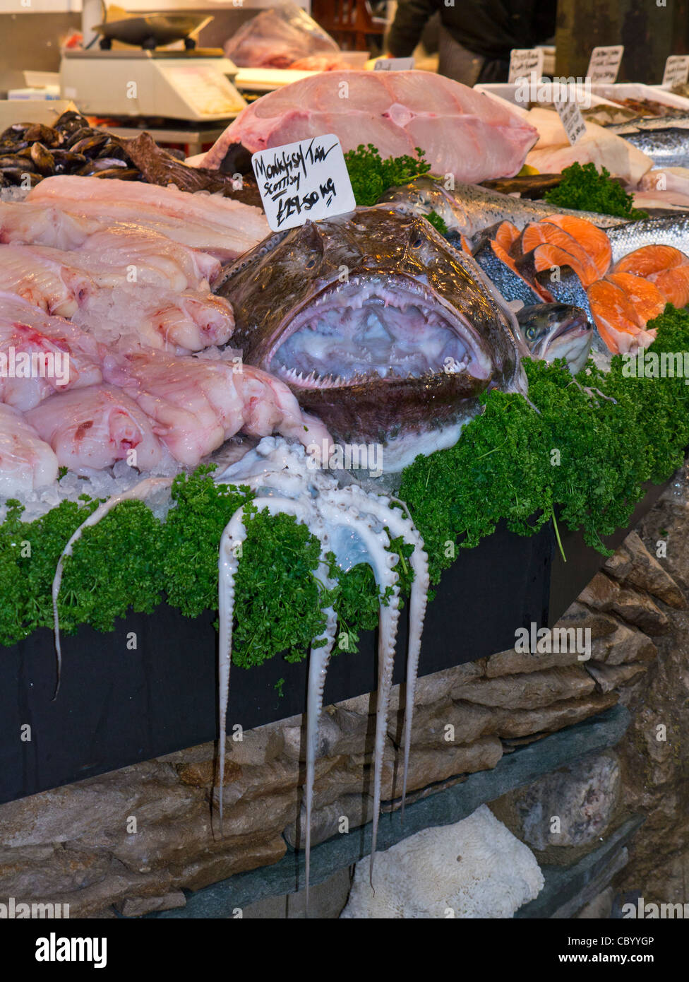 Seeteufel auf dem Display an Fischhändler stall Borough Markt Southwark London UK Stockfoto