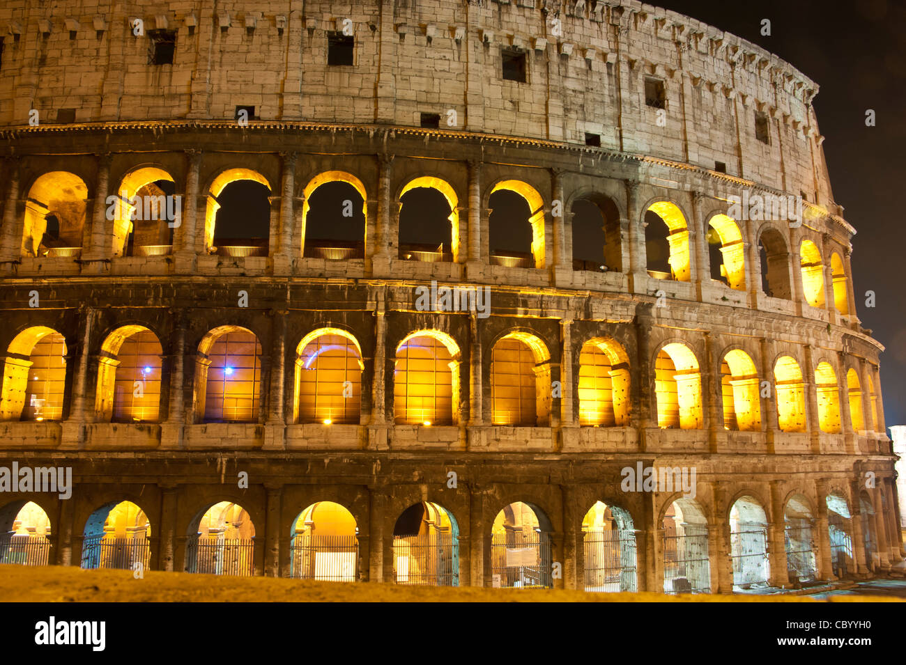 Innenraum des Kolosseums in Rom ist beleuchtet. Stockfoto