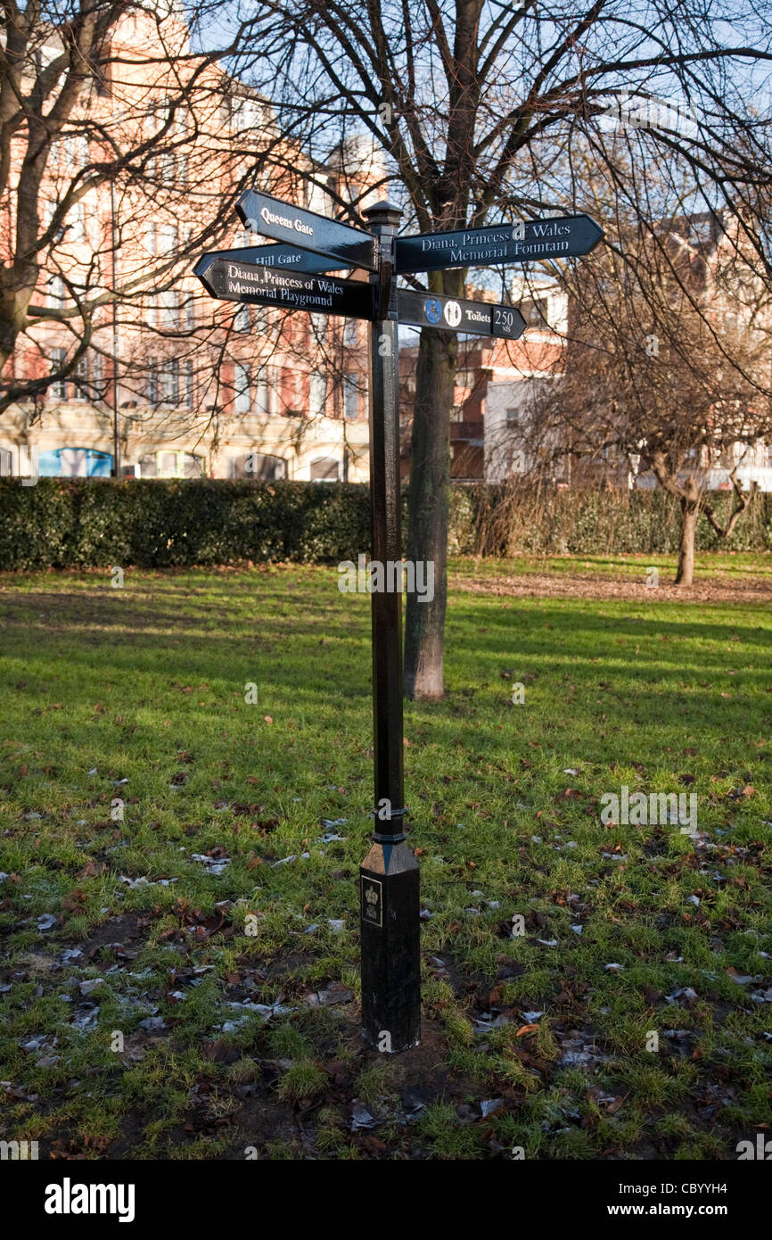 Schwarz Metall Wegweiser im Hyde Park, London, Uk Stockfoto