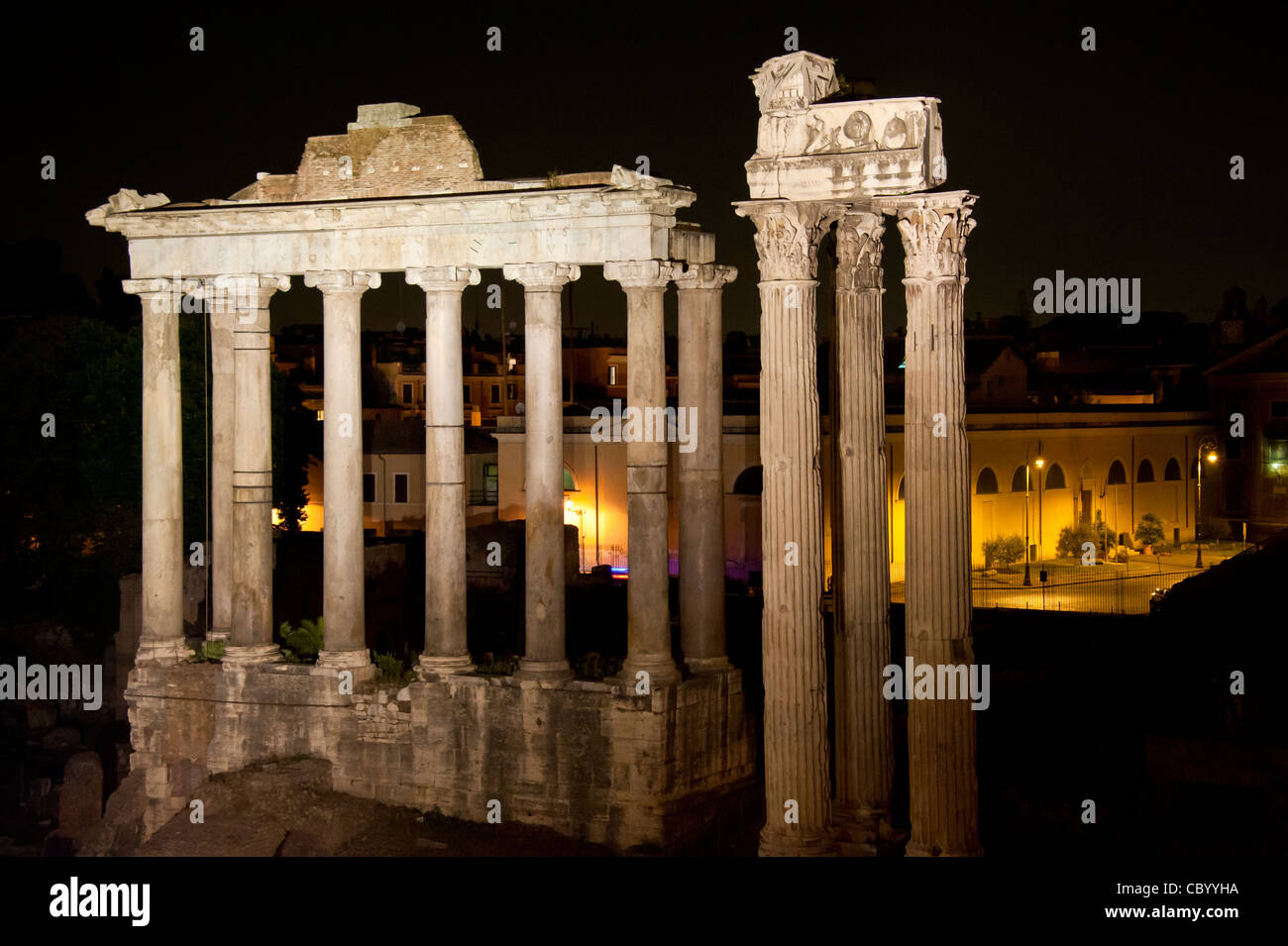 Ruinen des Forum Romanum sind nachts beleuchtet. Stockfoto