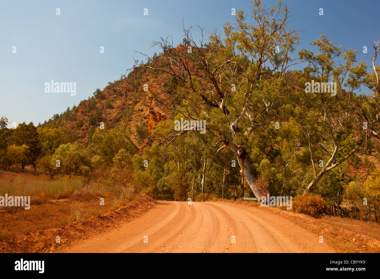 Straße durch die zerklüftete Landschaft in der Nähe von ikara Bunyeroo Schlucht in den Flinders Ranges National Park im Outback South Australia, Australien Stockfoto