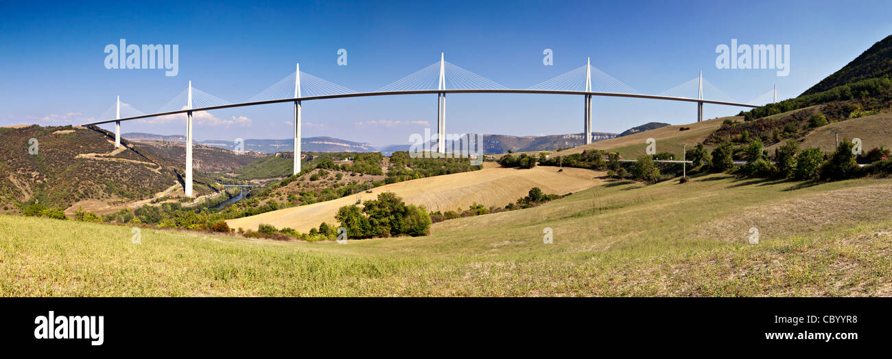 Das Viadukt von Millau trägt der A75 über das Tarn-Tal im Departement Aveyron der Region Midi-Pyrénées in Frankreich. Stockfoto
