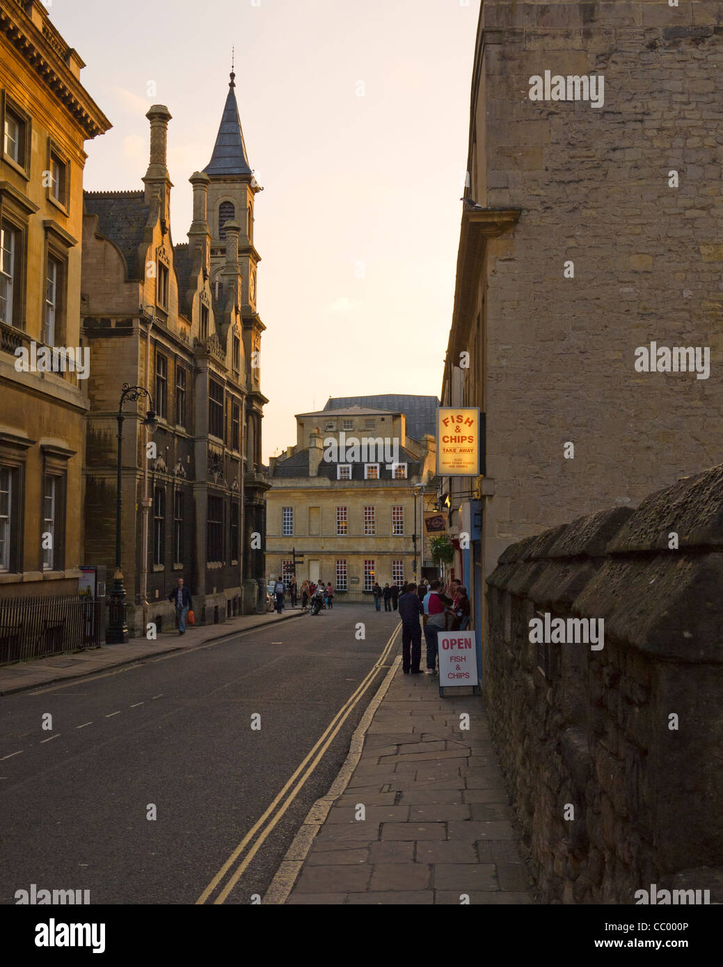 Abendlicher Blick nach Westen in die Obere Borough Wände, Badewanne, Somerset, England, UK. Strada Restaurant, jetzt Amarone, können am Ende gesehen werden. Stockfoto