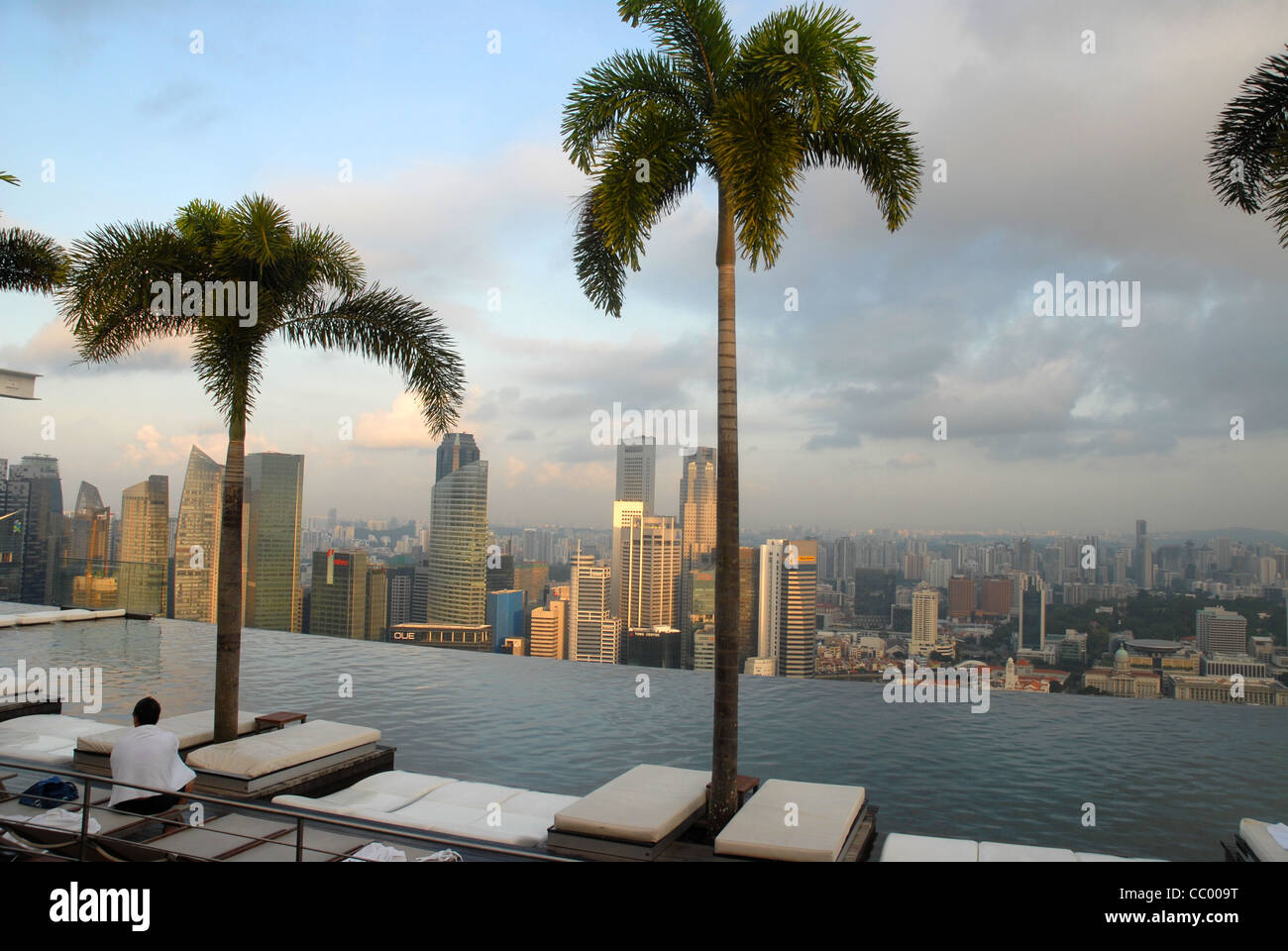 Sands SkyPark Überlaufpool im 57. Stock des Marina Bay Sands Hotel, Marina Bay, Singapur Stockfoto
