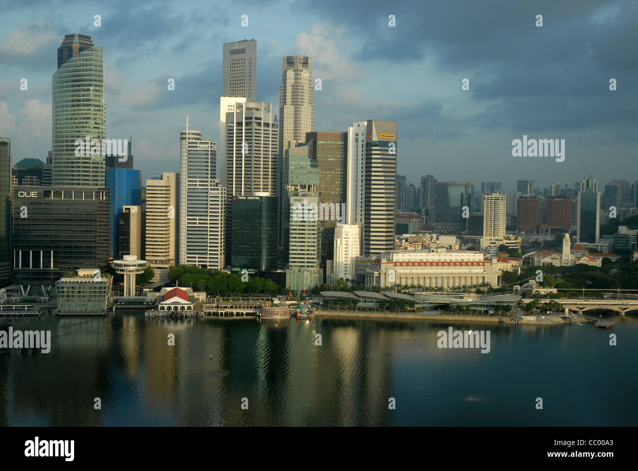 Die Skyline der Stadt, einschließlich Marina Bay und Clifford Pier, vom Marina Bay Sands Hotel, Marina Bay, Singapur Stockfoto