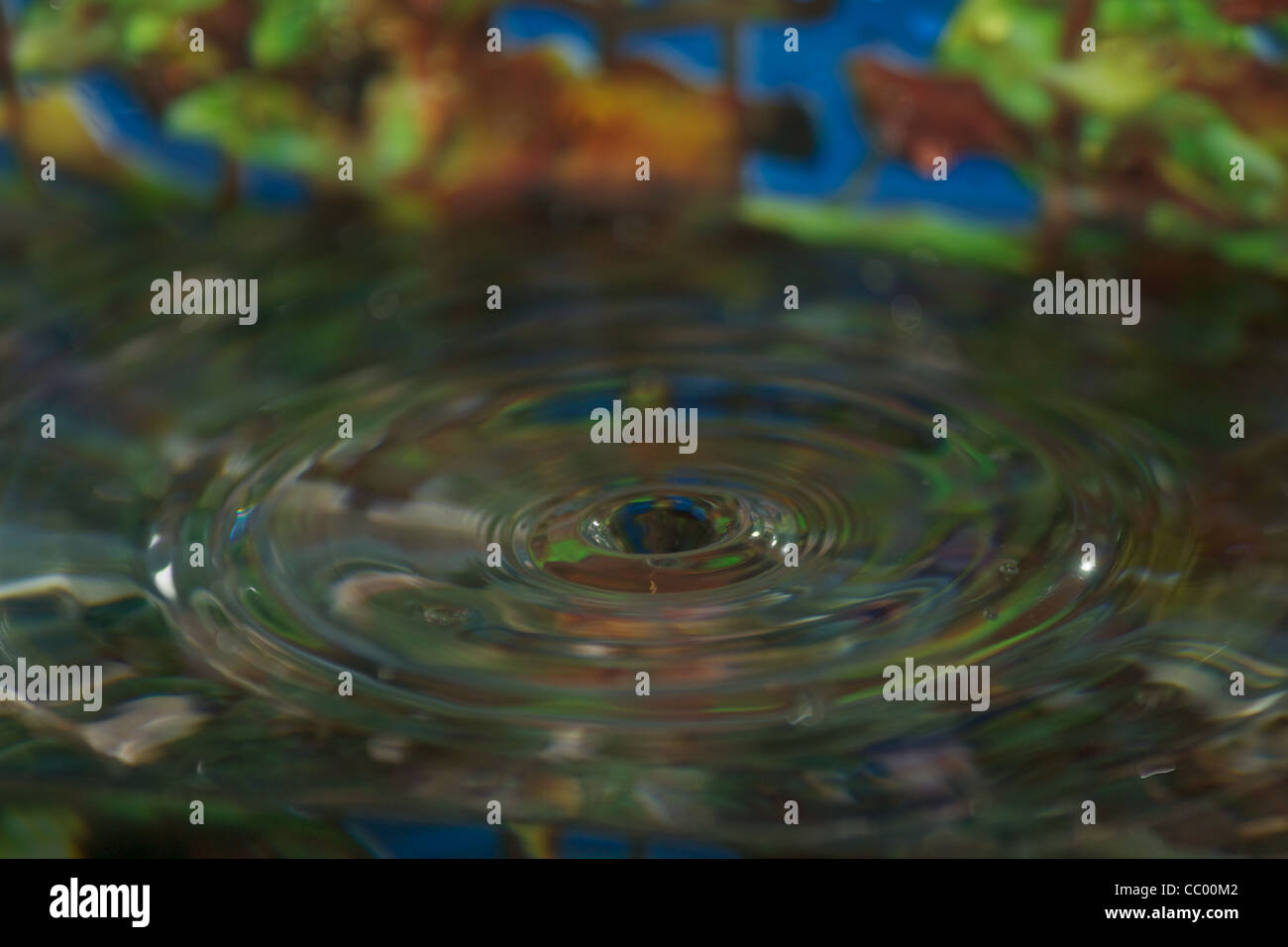 Makro Wasser schoss Dominoeffekt mit Loch. Stockfoto