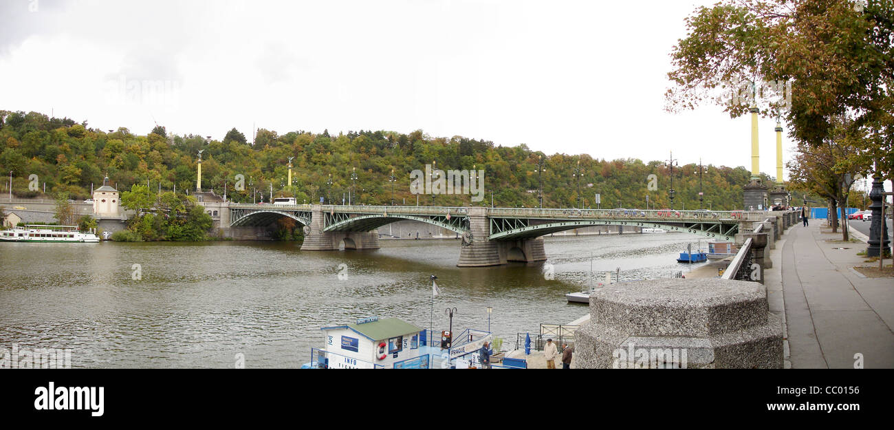 Brücke in Prag auf der Moldau Stockfoto