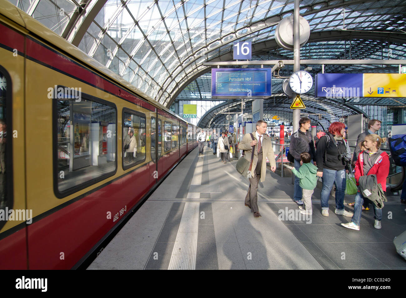 Beschäftigt Passagiere unter dem gewölbten Glasdach des Hauptbahnhofs Bahnhof in Berlin, Deutschland Stockfoto