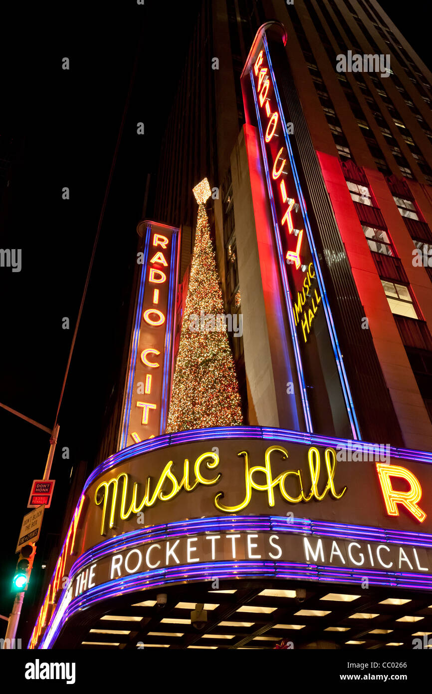 Radio City Music Hall mit Weihnachtsbaum bei Nacht Stockfoto