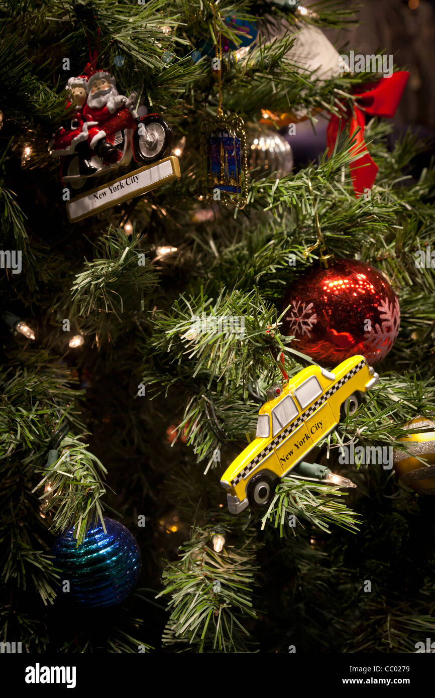 New York Ferienzeit Dekorationen auf einem Weihnachtsbaum. Stockfoto