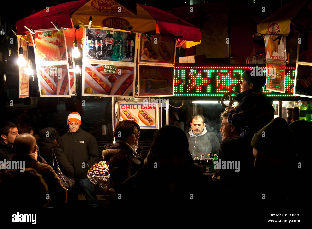 Hot Dog Verkäufer auf den Straßen von Manhattan, New York. Stockfoto