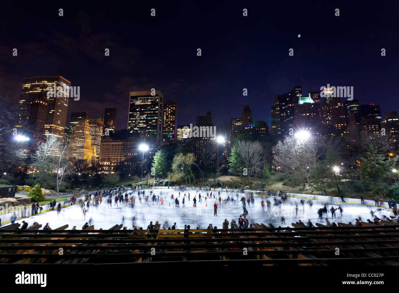 Eisbahn im Central Park bei Nacht. Stockfoto