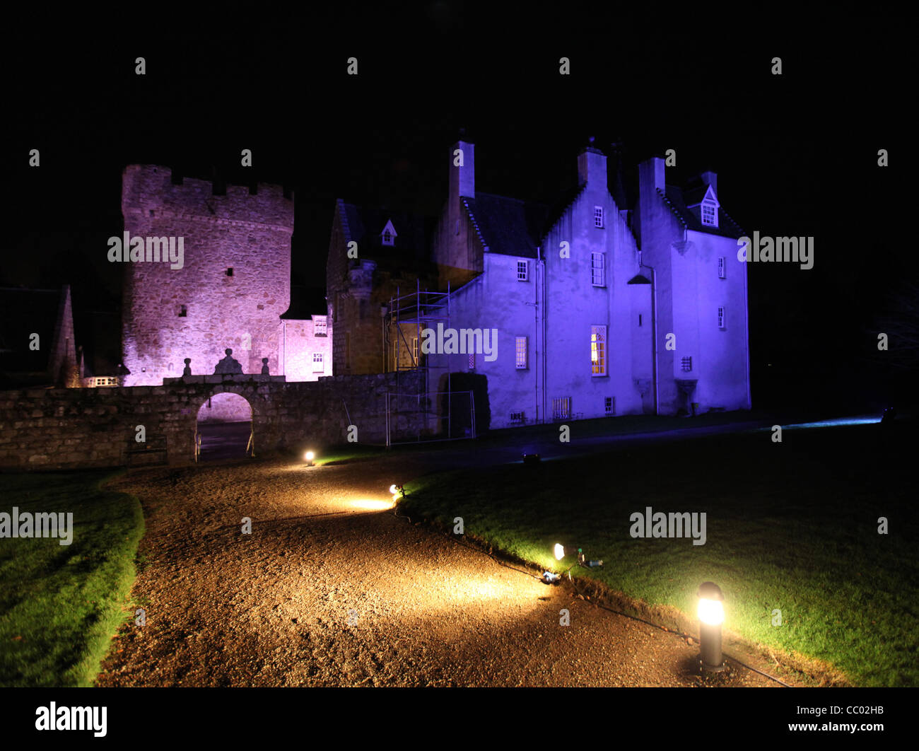 Trommel-Burg beleuchtet in der Nacht in verschiedenen Farben. Trommel befindet sich in der Nähe von Drumoak in Aberdeenshire, Schottland, Vereinigtes Königreich Stockfoto