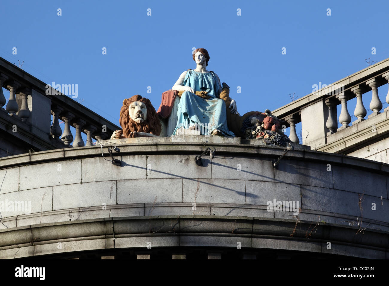 Ceres oder Demeter Statue des die Göttin des Überflusses an Aberdeen Stadthaus, Schottland, UK Stockfoto